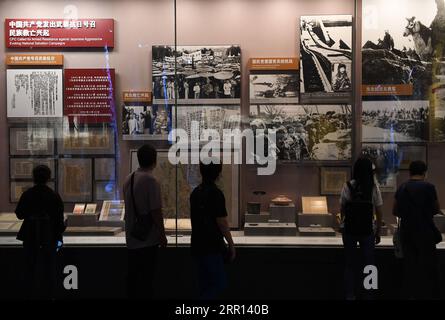 200903 -- PEKING, 3. September 2020 -- Menschen besuchen das Museum des Widerstands des chinesischen Volkes gegen die japanische Aggression in Peking, Hauptstadt Chinas, 3. September 2020. Am Donnerstag jährte sich der 75. Jahrestag des Sieges im Chinesischen Volkskrieg des Widerstands gegen die japanische Aggression und den Antifaschistischen Weltkrieg. CHINA-PEKING-GEDENKEN-75. JAHRESTAG-ANTIJAPANISCHER KRIEGSSIEG CN ZHANGXCHENLIN PUBLICATIONXNOTXINXCHN Stockfoto