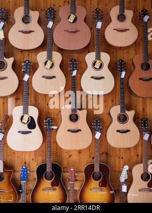 Akustische Gitarren im Music Maker Store in Dublin, Irland. Stockfoto