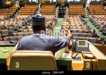 News Bilder des Tages 200903 -- VEREINTEN NATIONEN, 3. September 2020 -- Präsident der Generalversammlung der Vereinten Nationen UNGA Tijjani Muhammad-Bande leitet am 3. September 2020 ein Treffen der UNGA im UN-Hauptquartier in New York. Die Generalversammlung der Vereinten Nationen trat am Donnerstag zum ersten Mal seit fast sechs Monaten unter Einhaltung der Leitlinien für die physische Distanzierung vollständig persönlich zusammen, wobei ihr Präsident alle Mitglieder eindringlich aufforderte, multilaterale Maßnahmen zu ergreifen, um für alle zu sorgen, da die COVID-19-Pandemie die Welt weiter durchzieht. /Foto/Handout der Vereinten Nationen über Xinhua UN-UNGA-MEETING-MULTILATERAL ACTION-COVID-19 Stockfoto