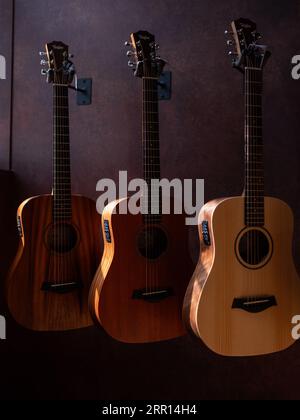 Akustische Gitarren im Music Maker Store in Dublin, Irland. Stockfoto