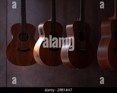 Akustische Gitarren im Music Maker Store in Dublin, Irland. Stockfoto