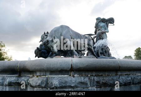 Gefion Fountain ist ein 1908 fertiggestellter Bronze-Brunnen, der die nordische Göttin Gefion darstellt, die mit vier Ochsen das Meer pflügt. Kopenhagen, Dänemark. Stockfoto