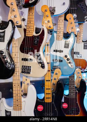 Elektrische Gitarren im Music Maker Store in Dublin, Irland. Stockfoto