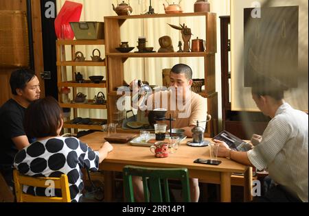 200904 -- HANGZHOU, 4. September 2020 -- Yu Yuanfeng macht Kaffee für Besuche von Freunden in seinem Studio in Hangzhou, Ostchinesische Provinz Zhejiang, 1. September 2020. Yu Yuanfeng, ein Masterabschluss in Keramik Kunst der chinesischen Kunstakademie, ist fasziniert von der Herstellung von Kaffee in verschiedenen Formen von Töpferwaren. Er trat von einer Universität zurück, nachdem er 11 Jahre lang als Lehrer gearbeitet hatte und gründete ein Studio am Stadtrand von Hangzhou, um verschiedene Arten von Töpferwaren für die Kaffeezubereitung herzustellen. CHINA-ZHEJIANG-COFFEE-POTTERYCN WengxXinyang PUBLICATIONxNOTxINxCHN Stockfoto