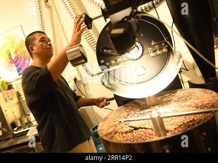 200904 -- HANGZHOU, 4. September 2020 -- Yu YuanfengL röstet Kaffeebohnen in seinem Studio in Hangzhou, ostchinesische Provinz Zhejiang, 3. September 2020. Yu Yuanfeng, ein Masterabschluss in Keramik Kunst der chinesischen Kunstakademie, ist fasziniert von der Herstellung von Kaffee in verschiedenen Formen von Töpferwaren. Er trat von einer Universität zurück, nachdem er 11 Jahre lang als Lehrer gearbeitet hatte und gründete ein Studio am Stadtrand von Hangzhou, um verschiedene Arten von Töpferwaren für die Kaffeezubereitung herzustellen. CHINA-ZHEJIANG-COFFEE-POTTERYCN WengxXinyang PUBLICATIONxNOTxINxCHN Stockfoto