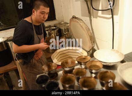 200904 -- HANGZHOU, 4. September 2020 -- Yu Yuanfeng arrangiert die fertigen Töpferwaren in seinem Atelier in Hangzhou, Ostchinesische Provinz Zhejiang, 3. September 2020. Yu Yuanfeng, ein Masterabschluss in Keramik Kunst der chinesischen Kunstakademie, ist fasziniert von der Herstellung von Kaffee in verschiedenen Formen von Töpferwaren. Er trat von einer Universität zurück, nachdem er 11 Jahre lang als Lehrer gearbeitet hatte und gründete ein Studio am Stadtrand von Hangzhou, um verschiedene Arten von Töpferwaren für die Kaffeezubereitung herzustellen. CHINA-ZHEJIANG-COFFEE-POTTERYCN WengxXinyang PUBLICATIONxNOTxINxCHN Stockfoto