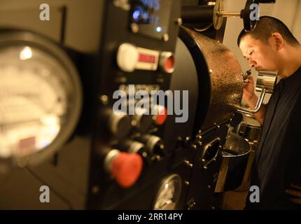 200904 -- HANGZHOU, 4. September 2020 -- Yu Yuanfeng L röstet Kaffeebohnen in seinem Studio in Hangzhou, ostchinesische Provinz Zhejiang, 3. September 2020. Yu Yuanfeng, ein Masterabschluss in Keramik Kunst der chinesischen Kunstakademie, ist fasziniert von der Herstellung von Kaffee in verschiedenen Formen von Töpferwaren. Er trat von einer Universität zurück, nachdem er 11 Jahre lang als Lehrer gearbeitet hatte und gründete ein Studio am Stadtrand von Hangzhou, um verschiedene Arten von Töpferwaren für die Kaffeezubereitung herzustellen. CHINA-ZHEJIANG-COFFEE-POTTERYCN WengxXinyang PUBLICATIONxNOTxINxCHN Stockfoto