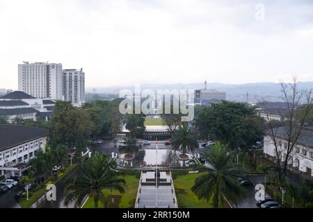 Bandung. August 2023. Dieses Foto, das am 7. August 2023 aufgenommen wurde, zeigt die Landschaft in der Nähe des Bürogebäudes der Provinzregierung von West Java in Bandung, Provinz West Java, Indonesien. „Interview: Jakarta-Bandung High-Speed Railway bringt neue Wachstumschancen“, sagt der indonesische Gouverneur: „Xu Qin/Xinhua/Alamy Live News“ Stockfoto