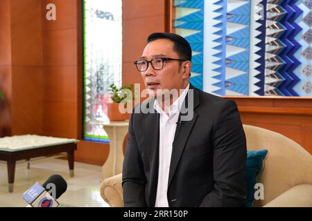 Bandung, Indonesien. August 2023. Ridwan Kamil, Chef der Provinz West Java, erhält ein Interview mit Xinhua in Bandung, Indonesien, 7. August 2023. „Interview: Jakarta-Bandung High-Speed Railway bringt neue Wachstumschancen“, sagt der indonesische Gouverneur: „Xu Qin/Xinhua/Alamy Live News“ Stockfoto