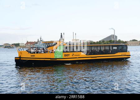 Der gelbe Hafenbus in Kopenhagen, Dänemark. Stockfoto