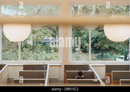 Studentin, die an der Universität in der Bibliothek studiert Stockfoto