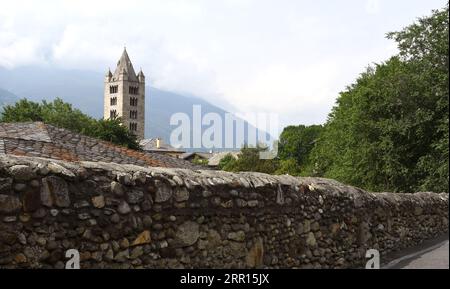 Die Stiftskirche Santi Pietro e Orso ist ein romanischer religiöser Komplex in Aosta; der Glockenturm und der alte Kreuzgang sind wunderschön. Stockfoto