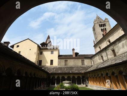 Die Stiftskirche Santi Pietro e Orso ist ein romanischer religiöser Komplex in Aosta; der Glockenturm und der alte Kreuzgang sind wunderschön. Stockfoto