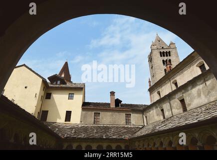 Die Stiftskirche Santi Pietro e Orso ist ein romanischer religiöser Komplex in Aosta; der Glockenturm und der alte Kreuzgang sind wunderschön. Stockfoto