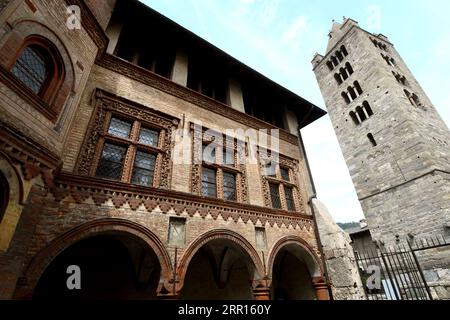 Die Stiftskirche Santi Pietro e Orso ist ein romanischer religiöser Komplex in Aosta; der Glockenturm und der alte Kreuzgang sind wunderschön. Stockfoto