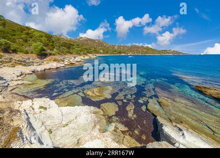 Korse (Frankreich) - Korsika ist eine touristische französische Insel im Mittelmeer, mit wunderschönen Stränden. Hier Sentier du littoral Saint-Florent, Plage de Lotu Stockfoto