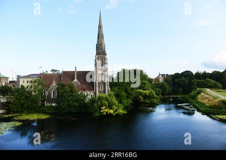 Blick auf die St. Albans Kirche aus dem Kastellet in Kopenhagen, Dänemark. Stockfoto