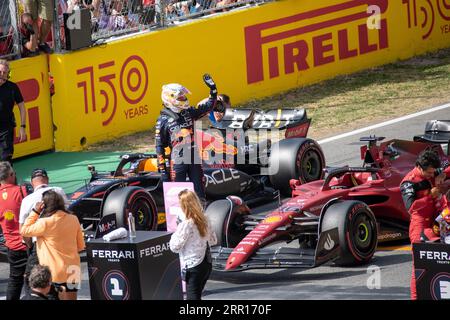 Max Verstappen steht neben seinem Red Bull Racing Car und winkt der Menge zu, nachdem er sich in der Qualifikationsrunde den zweiten Platz gesichert hat. Stockfoto