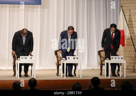 200908 -- TOKIO, 8. September 2020 -- Yoshihide Suga C, Fumio Kishida R und Shigeru Ishiba, Kandidaten für den nächsten Führer der Liberal Democratic Party LDP, verbeugen sich, nachdem sie ihre politischen Ideen den Parteimitgliedern am 8. September 2020 im Hauptquartier der LDP in Tokio, Japan, vorgestellt haben. Die Kampagne startete offiziell am Dienstag für den Spitzenposten der LDP, wobei drei Kandidaten um die Position als Nachfolger von Premierminister Shinzo Abe wetteiferten. JAPAN-TOKIO-LDP-LEADER-KANDIDATEN-KAMPAGNE DUXXIAOYI PUBLICATIONXNOTXINXCHN Stockfoto