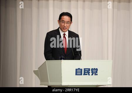 200908 -- TOKIO, 8. September 2020 -- Fumio Kishida, ein Kandidat für den nächsten Führer der Liberal Democratic Party LDP, präsentiert seine politischen Ideen den Parteimitgliedern am 8. September 2020 im Hauptquartier der LDP in Tokio, Japan. Die Kampagne startete offiziell am Dienstag für den Spitzenposten der LDP, wobei drei Kandidaten um die Position als Nachfolger von Premierminister Shinzo Abe wetteiferten. JAPAN-TOKIO-LDP-LEADER-KANDIDATEN-KAMPAGNE DUXXIAOYI PUBLICATIONXNOTXINXCHN Stockfoto