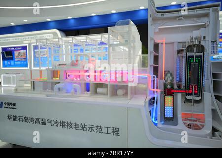 YANTAI, CHINA - 28. AUGUST 2023 - Ein Modell von Huaneng Shidaowan High Temperature Gas Cooled Reactor Nuclear Power Plant wird auf der China International Nuclear Power Industry and Equipment Expo 2023 in Yantai, Provinz Shandong, China, am 28. August 2023 vorgestellt. Im ersten Halbjahr 2023 betrugen die Betriebseinnahmen von China Nuclear Power, China General Nuclear Power und China Nuclear Construction 36,298 Milliarden Yuan, 39,276 Milliarden Yuan bzw. 54,573 Milliarden Yuan. Die Nettogewinne stiegen bei allen drei Unternehmen. (Foto von Costfoto/NurPhoto) Stockfoto