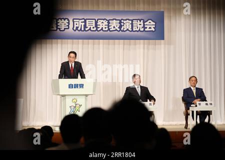 200908 -- TOKIO, 8. September 2020 -- Fumio Kishida L, ein Kandidat für den nächsten Führer der Liberal Democratic Party LDP, präsentiert seine politischen Ideen den Parteimitgliedern im Hauptquartier der LDP in Tokio, Japan, 8. September 2020. Die Kampagne startete offiziell am Dienstag für den Spitzenposten der LDP, wobei drei Kandidaten um die Position als Nachfolger von Premierminister Shinzo Abe wetteiferten. JAPAN-TOKIO-LDP-LEADER-KANDIDATEN-KAMPAGNE DUXXIAOYI PUBLICATIONXNOTXINXCHN Stockfoto