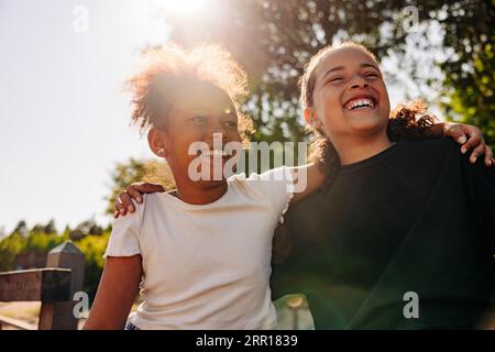 Glückliche Freundinnen, die zusammen im Sommercamp Spaß haben Stockfoto