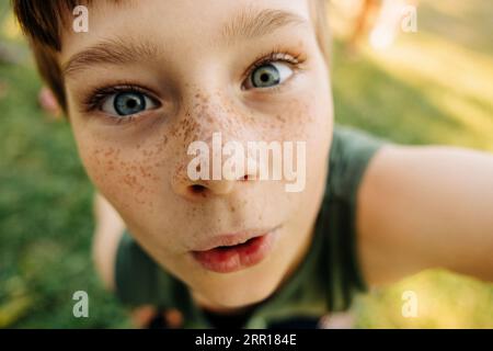 Nahaufnahme eines Jungen mit Freckeln im Sommerlager Stockfoto