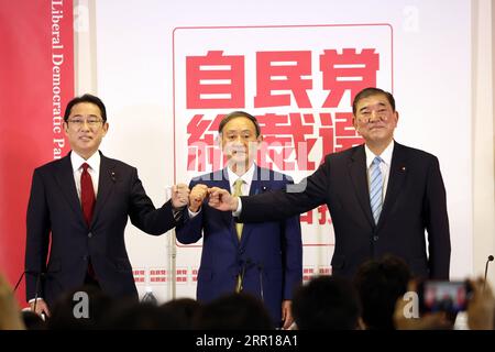 200908 -- TOKIO, 8. September 2020 -- Japans regierende LDP-Präsidentschaftskandidaten Yoshihide Suga C, Fumio Kishida L und Shigeru Ishiba schließen sich ihren Fäusten an, bevor sie am 8. September 2020 eine Pressekonferenz im LDP-Hauptquartier in Tokio, Japan, beginnen. Die Kampagne startete offiziell am Dienstag für die LDP-Spitzenposition der regierenden Liberaldemokratischen Partei, wobei drei Kandidaten um die Position als Nachfolger von Premierminister Shinzo Abe wetteiferten. /Pool über Xinhua JAPAN-TOKYO-LDP-CANDIDATES-JOINT PRESS CONFERENCE YoshikazuxTsuno PUBLICATIONxNOTxINxCHN Stockfoto