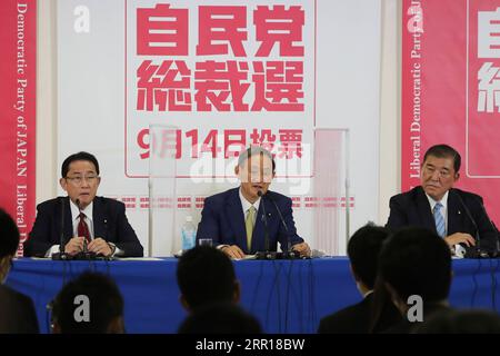 200908 -- TOKIO, 8. September 2020 -- Japans regierende LDP-Präsidentschaftskandidaten Yoshihide Suga C, Fumio Kishida L und Shigeru Ishiba nahmen am 8. September 2020 an einer Pressekonferenz im LDP-Hauptquartier in Tokio, Japan, Teil. Die Kampagne startete offiziell am Dienstag für die LDP-Spitzenposition der regierenden Liberaldemokratischen Partei, wobei drei Kandidaten um die Position als Nachfolger von Premierminister Shinzo Abe wetteiferten. /Pool über Xinhua JAPAN-TOKIO-LDP-KANDIDATEN-GEMEINSAME PRESSEKONFERENZ KojixSasahara PUBLICATIONxNOTxINxCHN Stockfoto