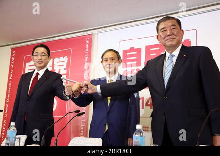 200908 -- TOKIO, 8. September 2020 -- Japans regierende LDP-Präsidentschaftskandidaten Yoshihide Suga C, Fumio Kishida L und Shigeru Ishiba schließen sich ihren Fäusten an, bevor sie am 8. September 2020 eine Pressekonferenz im LDP-Hauptquartier in Tokio, Japan, beginnen. Die Kampagne startete offiziell am Dienstag für die LDP-Spitzenposition der regierenden Liberaldemokratischen Partei, wobei drei Kandidaten um die Position als Nachfolger von Premierminister Shinzo Abe wetteiferten. /Pool über Xinhua JAPAN-TOKYO-LDP-CANDIDATES-JOINT PRESS CONFERENCE YoshikazuxTsuno PUBLICATIONxNOTxINxCHN Stockfoto
