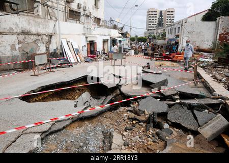 200909 -- ALGIER, 9. September 2020 -- Foto vom 8. September 2020 zeigt beschädigte Straßen in Algier, Algerien. Algier war am Montag Zeuge starker Regenfälle, die Schäden an öffentlichen Verkehrsmitteln und kommerziellen Einrichtungen verursachten. ALGERIEN-ALGIER-SCHWERER REGEN huangxling PUBLICATIONxNOTxINxCHN Stockfoto