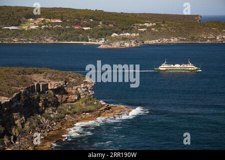 George's Head Lookout gegenüber Sydney Heads vom Headland Park, Mosman, Sydney, NSW, Australien. Die Manly Ferry fährt in Richtung Circular Quay. Stockfoto