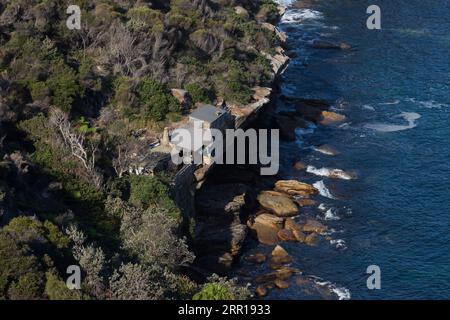 Ein abgelegenes Haus am Rande der Klippen mit Blick von Georges Head, Sydney Harbour National Park, Chowder Bay Rd, Mosman NSW, Australien. Stockfoto