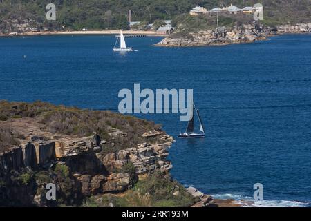 George's Head Lookout gegenüber Sydney Heads vom Headland Park, Mosman, Sydney, NSW, Australien. Zwei Segelboote fahren am Georges' Head Lookout vorbei. Stockfoto