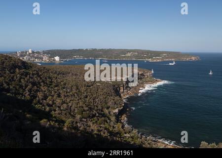 George's Head Lookout gegenüber Sydney Heads vom Headland Park, Mosman, Sydney, NSW, Australien. Blick auf Manly ganz links. Stockfoto