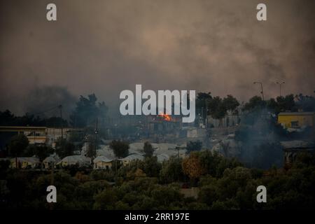 200909 -- LESVOS, 9. September 2020 -- Rauch steigt aus den Unterkünften während eines großen Feuers im Flüchtlings- und Migrantenlager Moria, auf der nordöstlichen Insel der Ägäis von Lesvos, Griechenland, am 9. September 2020. In den frühen Morgenstunden des Mittwoch brach ein großes Feuer in Griechenlands größtem Flüchtlings- und Migrantenlager Moria aus, berichtete die griechische nationale Nachrichtenagentur AMNA. Das Feuer hat sich im gesamten Empfangszentrum ausgebreitet. Die Behörden haben mitgeteilt, dass 35 Flüchtlinge positiv auf das neuartige Coronavirus getestet wurden und einige von ihnen sich weigerten, mit ihren Familien in Quarantäne zu gehen, so der Bericht. Keine Verletzungen Stockfoto