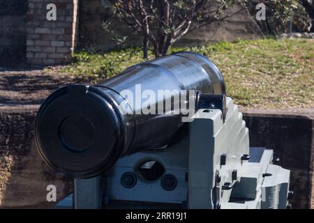 George's Head Lookout militärische Kanone, die auf die Sydney Heads zeigt, Headland Park, Mosman, Sydney, NSW, Australien. Stockfoto