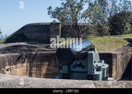 George's Head Lookout militärische Kanone, die auf die Sydney Heads zeigt, Headland Park, Mosman, Sydney, NSW, Australien. Stockfoto