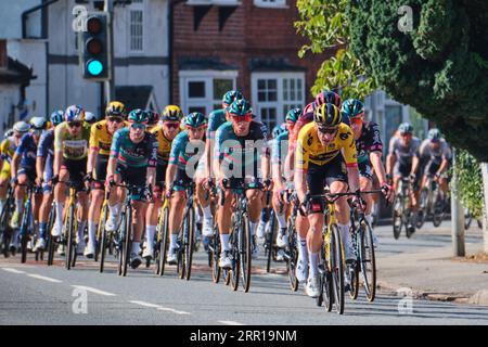 Das Peloton auf der zweiten Etappe der Tour of Britain 2023 führt durch Rossett, Wales Stockfoto