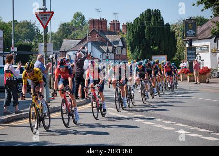 Das Peloton auf der zweiten Etappe der Tour of Britain 2023 führt durch Rossett, Wales Stockfoto