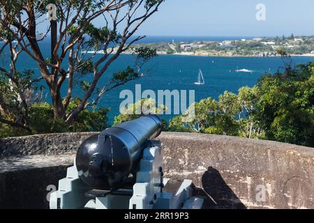 George's Head Lookout militärische Kanone, die auf die Sydney Heads zeigt, Headland Park, Mosman, Sydney, NSW, Australien. Stockfoto