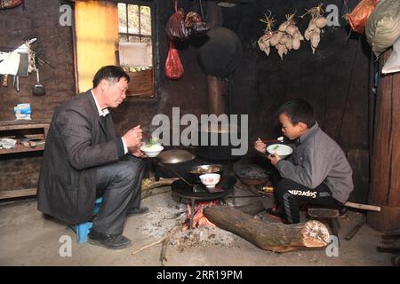 200910 -- NANNING, 10. September 2020 -- der Grundschullehrer Liu Xianyue nimmt seinen Schüler Zhou Xiong zum Mittagessen in die Longyan Township in der südchinesischen autonomen Region Guangxi Zhuang, 4. Dezember 2019. Tausende von Lehrern bleiben in den Bergregionen Guangxis, einem der wichtigsten Schlachtfelder der Armutsbekämpfung im Land, an ihrem Posten. CHINA-GUANGXI-BERGREGIONEN-LEHRER CN LUXBOAN PUBLICATIONXNOTXINXCHN Stockfoto