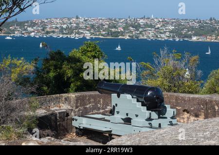 George's Head Lookout militärische Kanone, die auf die Sydney Heads zeigt, Headland Park, Mosman, Sydney, NSW, Australien. Stockfoto