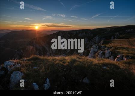 Ein Luftblick auf grüne Hügel bei Sonnenuntergang Stockfoto