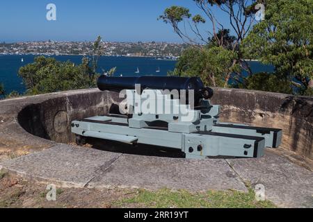 George's Head Lookout militärische Kanone, die auf die Sydney Heads zeigt, Headland Park, Mosman, Sydney, NSW, Australien. Stockfoto