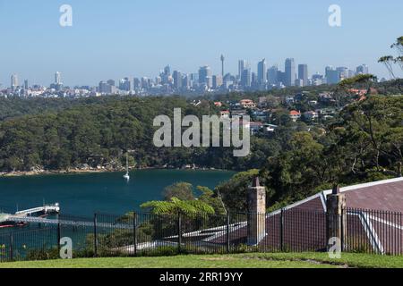 Blick auf die Skyline von Sydney, von Headland Park, Mosman, Sydney, NSW, Australien. Stockfoto