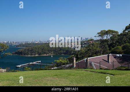 Blick auf die Skyline von Sydney, von Headland Park, Mosman, Sydney, NSW, Australien. Stockfoto