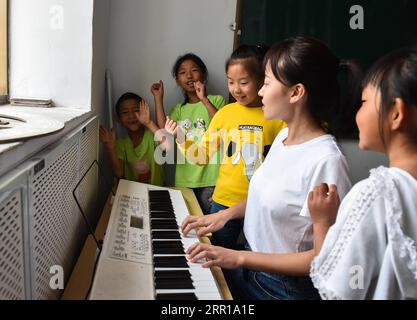 200910 -- LINGCHUAN, 10. September 2020 -- Chen Yanzi singt für Schüler an der Mawuzhai Internat Primarschule in Gujiao Township des Bezirks Lingchuan, Stadt Jincheng, nordchinesische Provinz Shanxi, 9. September 2020. Das Mawuzhai Internat liegt in den Tiefen des Taihang-Gebirges, mehr als 1.300 Meter über dem Meeresspiegel und ist mit seinen sechs Schülern die einzige Schule im Umkreis von Dutzenden Kilometern. Chen Yanzi, im Alter von 25 Jahren, kam im September 2019 hierher und wurde Lehrer. Chen Yanzi kam aus der Innenstadt von Jincheng City, und es dauerte mehr als drei Stunden mit mehr als 100 Kilo Stockfoto