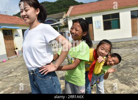 200910 -- LINGCHUAN, 10. September 2020 -- Chen Yanzi spielt mit Schülern an der Mawuzhai Internat Primarschule in Gujiao Township des Bezirks Lingchuan, Stadt Jincheng, nordchinesische Provinz Shanxi, 9. September 2020. Das Mawuzhai Internat liegt in den Tiefen des Taihang-Gebirges, mehr als 1.300 Meter über dem Meeresspiegel und ist mit seinen sechs Schülern die einzige Schule im Umkreis von Dutzenden Kilometern. Chen Yanzi, im Alter von 25 Jahren, kam im September 2019 hierher und wurde Lehrer. Chen Yanzi kam aus der Innenstadt von Jincheng City, und es dauerte mehr als drei Stunden mit mehr als 100 km Stockfoto